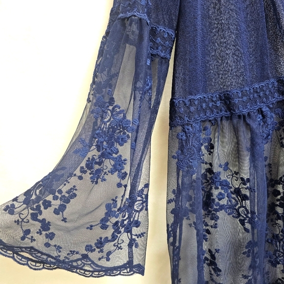 Feminine Lace Coverup Wrap, Special Event, Poolside & Resort Wear, Size Large. - Picture 7 of 11